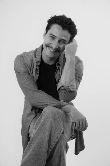 Vinícius Queiroz as Jean