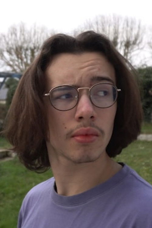 Lucas George as Le journaliste