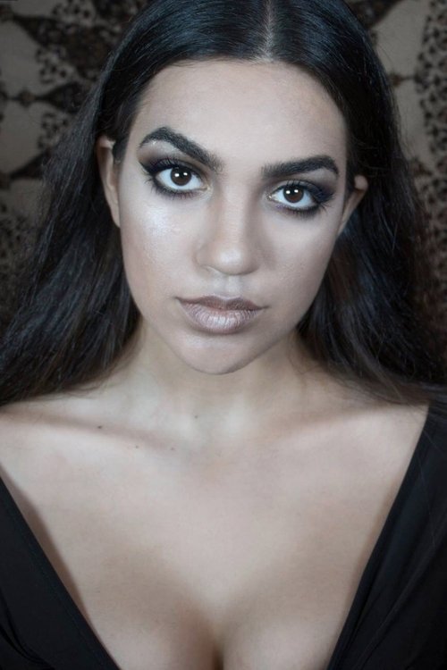 Sama Fernands as Kitty's Friend