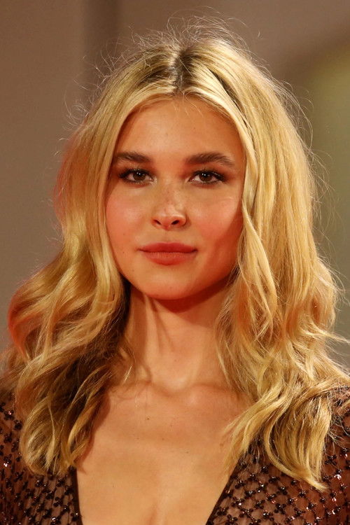 Isabel May as Tatum Evans