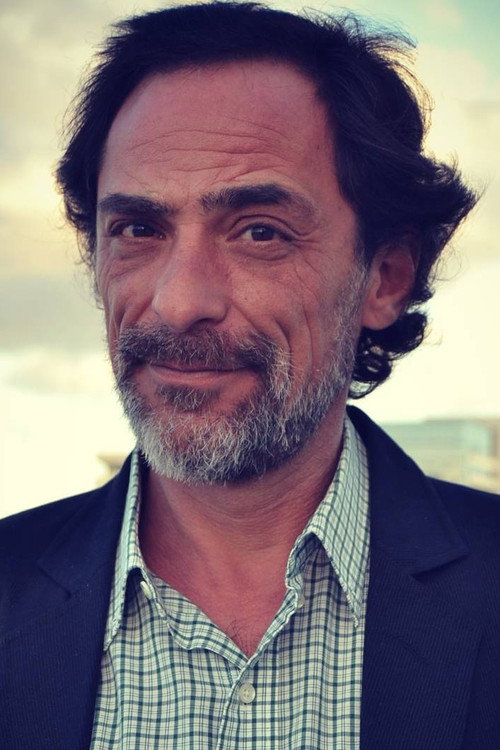 Paulo Matos as Morador 1