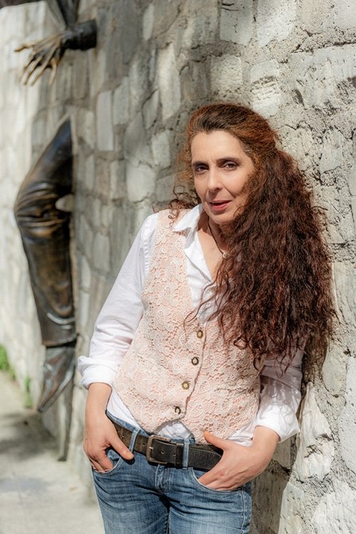 Sandrine Malika Charlemagne as La voisine