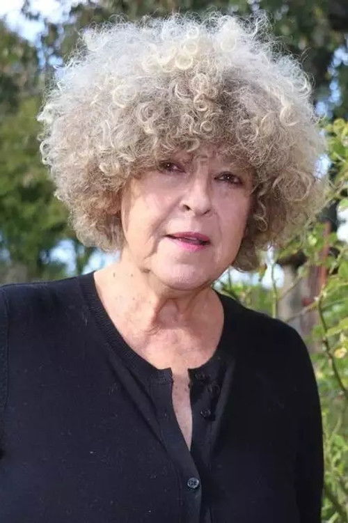 Elisabeth Reynaud as Self