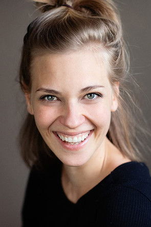 Lara Waldow as Leos Affaire