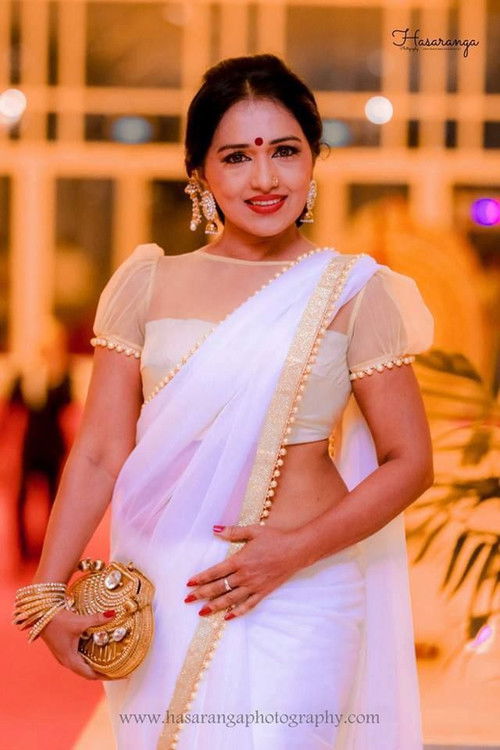 Nilmini Thennakoon as Sharika
