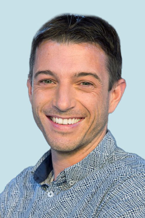 Olivier Quemener as Narrator (voice)