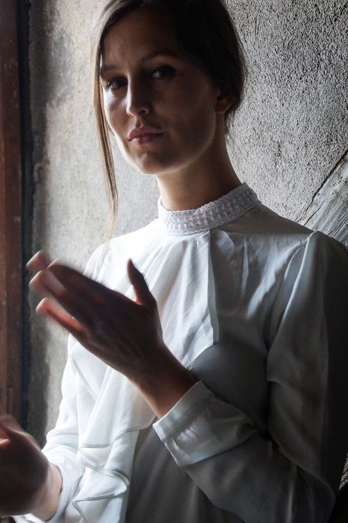 Anna Mariani as Taxidriver