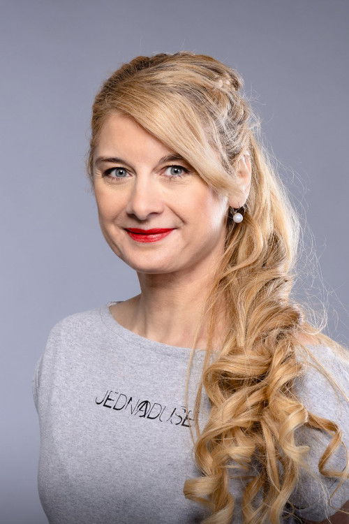 Lea Surovcová as televizní moderátorka