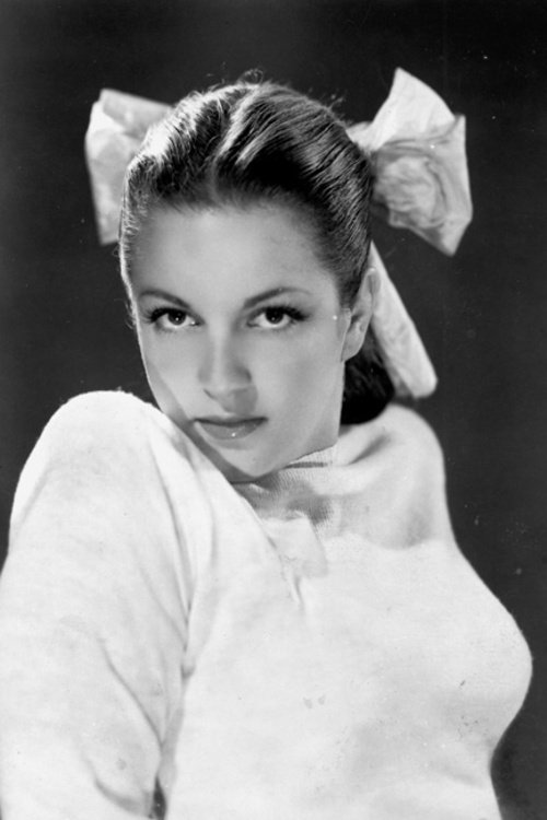 Lilia del Valle as Dora Matute