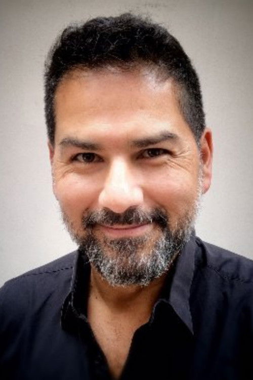 Juan Sebastián Aragón as Óscar Reyes