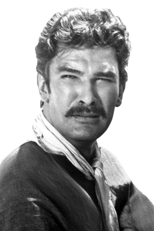 Daniel Martín as Julián