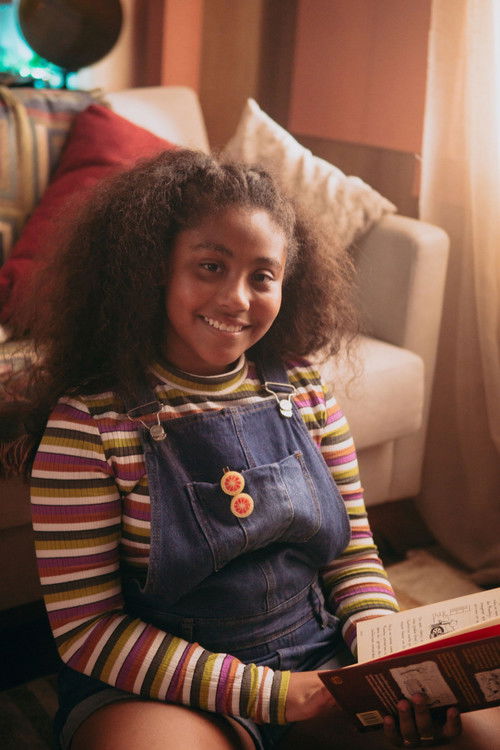 Mariana Lopes as Alana