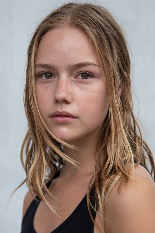 Amélie Hoeferle as Alex