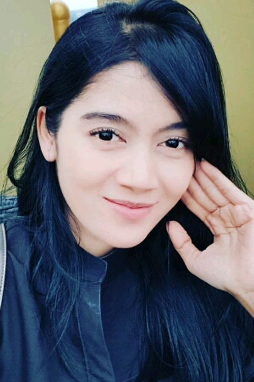 Lisda Oxalis as Karin