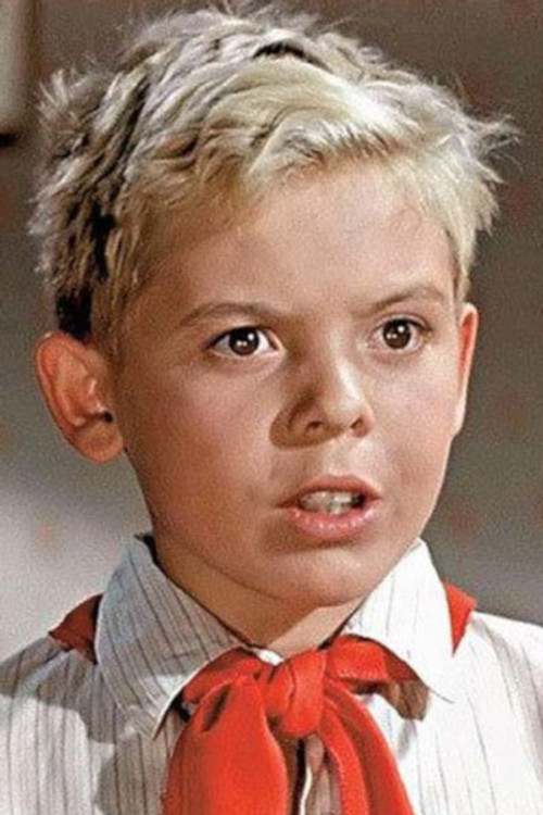 Aleksei Litvinov as Волька (Володя Костыльков)