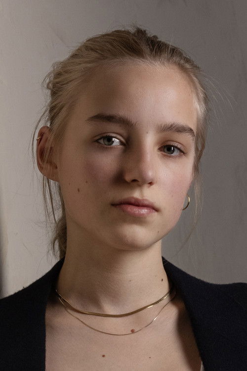 Juli Grabenhenrich as Leo