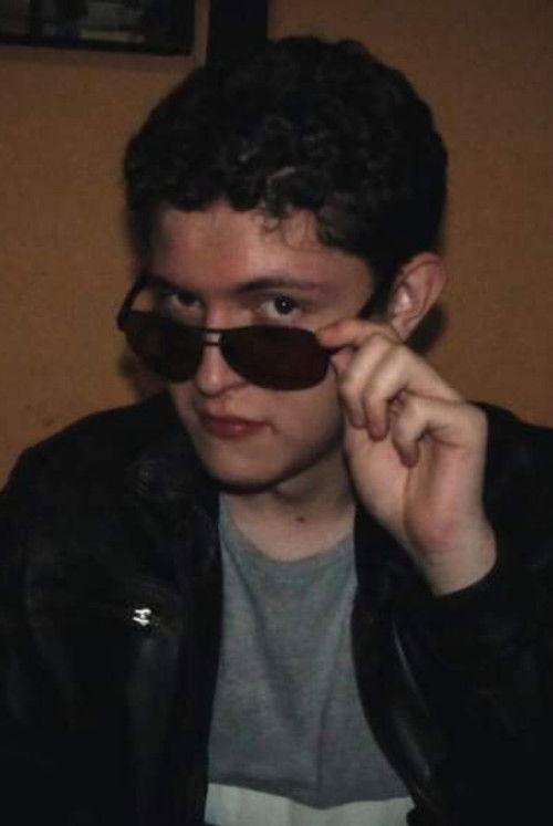 Axel Martínez as El hombre