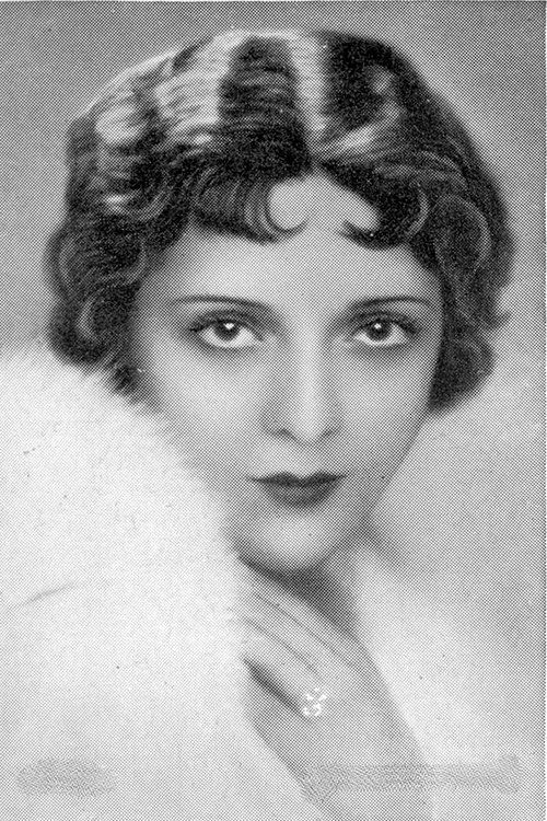 Suzy Vernon as Ernesta, Burattis Tochter