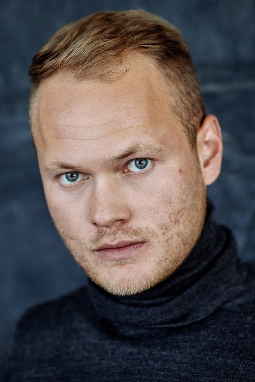 Maximilian Beck as Tom