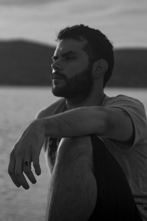 Diego Ignacio Romero Guerra as Fantasma con auriculares