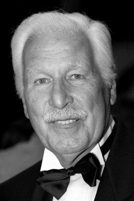 Friedrich Schoenfelder as 