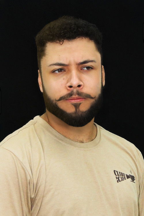 Gabriel Augusto as Beto, o dono do bar