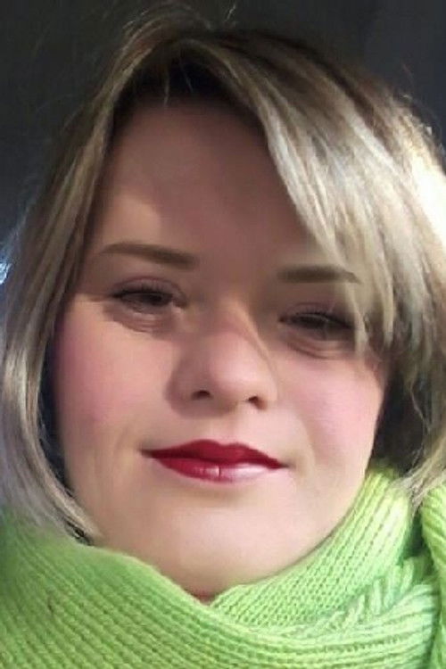 Adriele Lopes Pelentir as Vitória