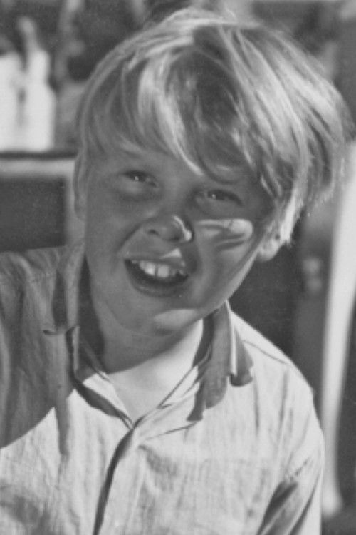 Sten Sköld as Svenne, "Semlan"