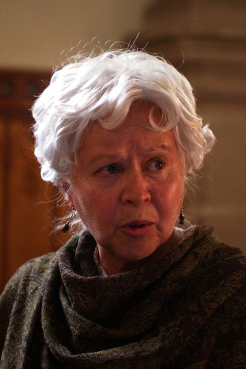 Leticia Fernández as Madre de los Estrella