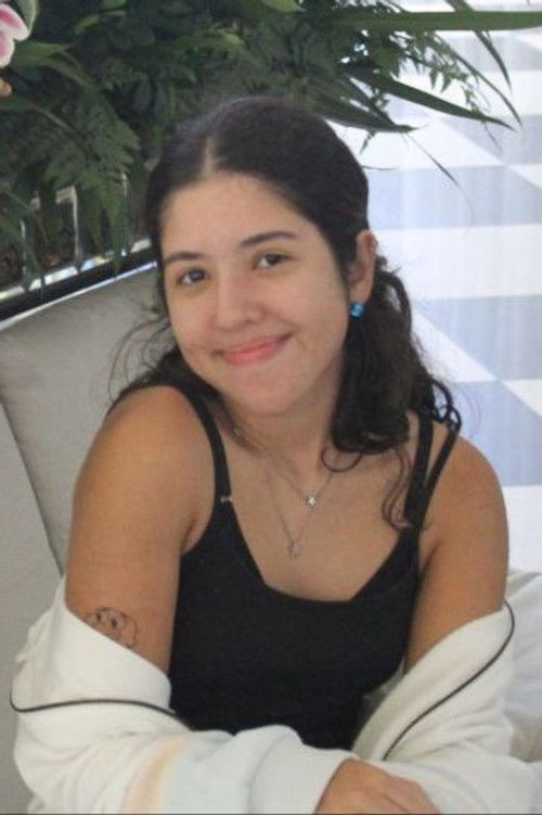 Analice Ferreira as Casal mulher cafeteria / Mãos segurando as laranjas #3