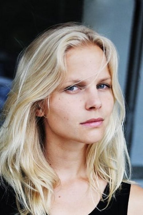 Sinja Dieks as Helen Petersen