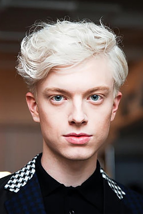 Apollo Luce as Saul Larson