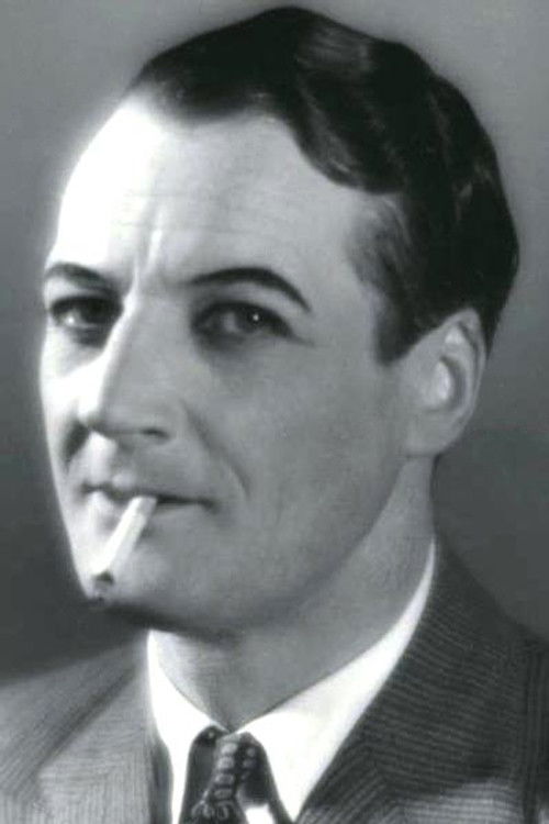 Edgar Hansen as Holm - toldbetjent