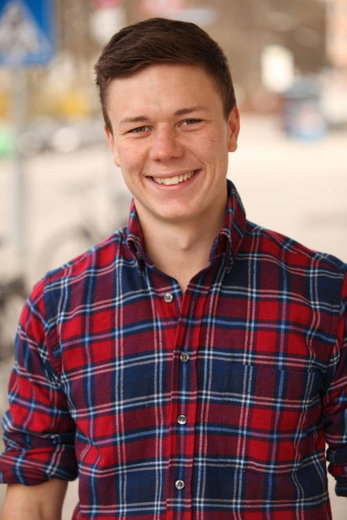 Jonas Wittmann as Maxi Bartl