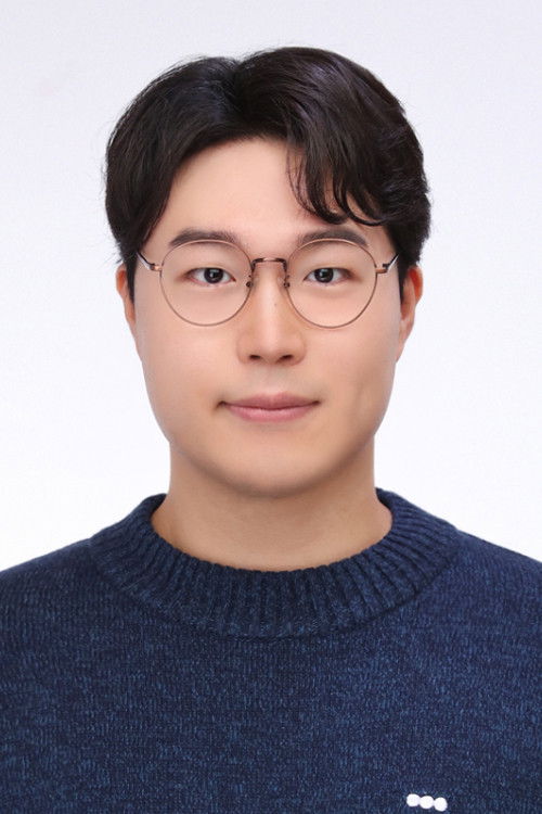 Hwang Dong-hyun as Na Moo-jin (voice)