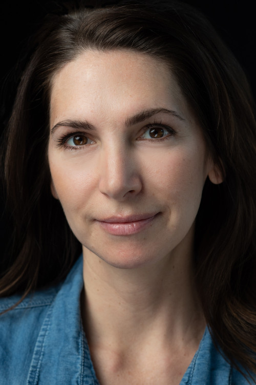 Jane Schwartz as Motel Clerk