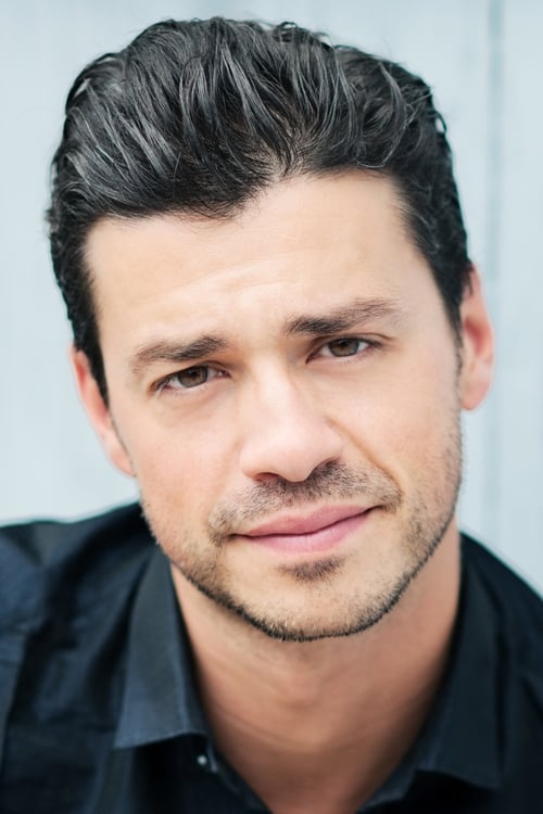 Maurizio Terrazzano as Darryl Devine