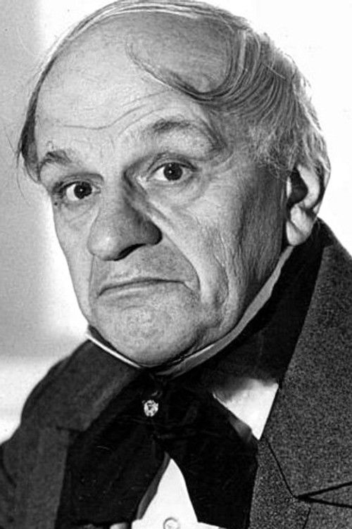 Hugo Gottschlich as Don Primus, Hausmeister