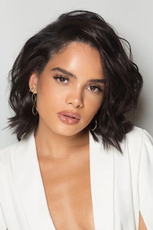 Carol Macedo as Marta