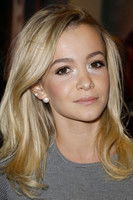 Cassandra Forêt as Young Ana