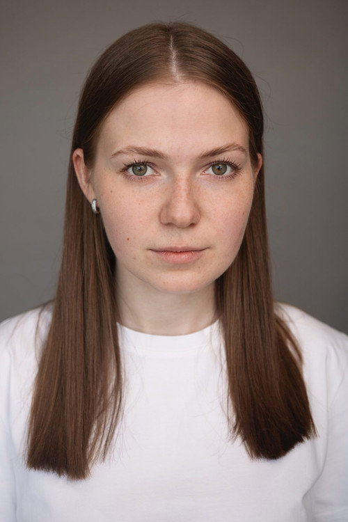 Агата Замятина as продавец-консультант