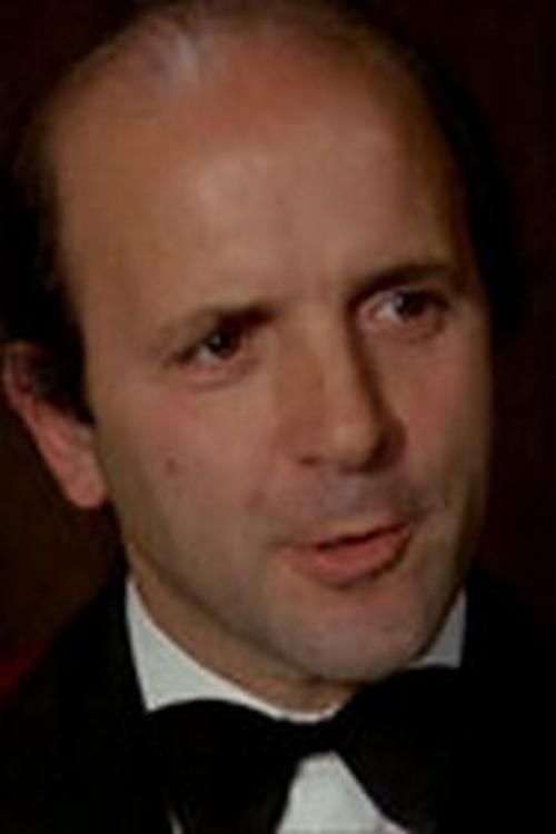 Giulio Massimini as Sacerdote del primo funerale