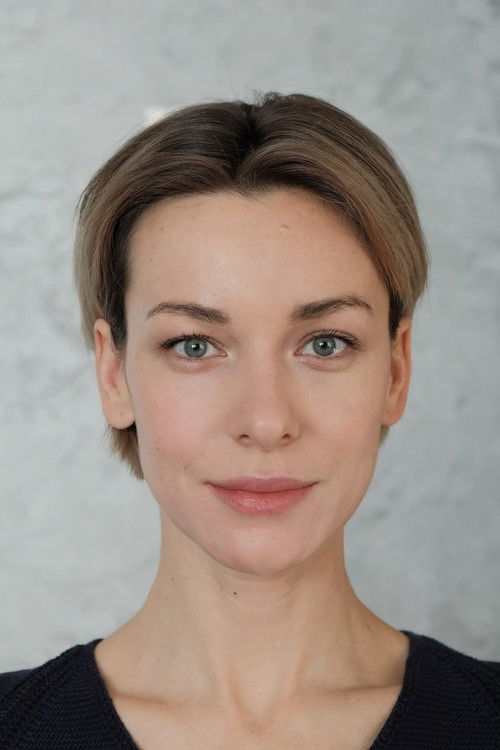 Elena Lotova as Кира Карелина