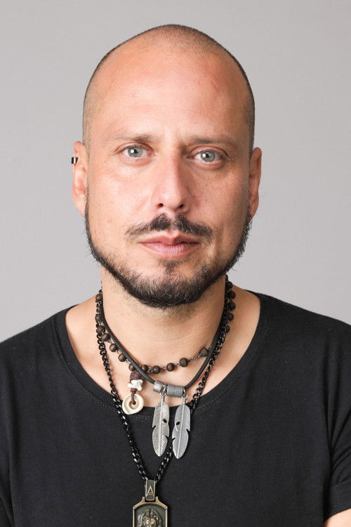 Juan Felipe Cano as Empleado Motel