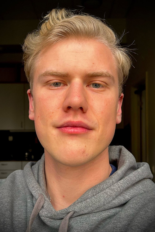 Albin Axman as Sektmedlem