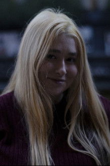 Gabriela Bettanin as Garçonete