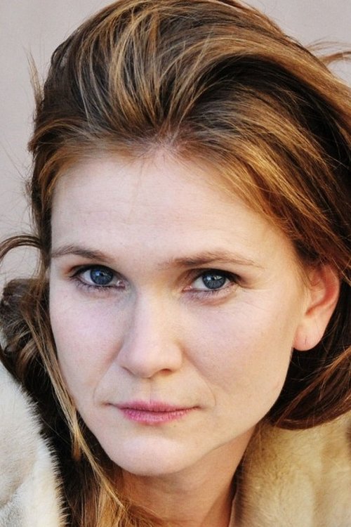 Lisa Hagmeister as Julia Weidkamp