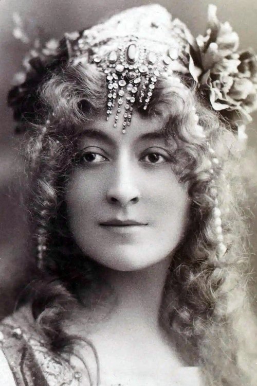 Cécile Sorel as Madame Raffut