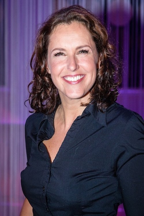 Anniko van Santen as Verslaggeefster vanuit Londen