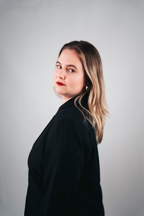 Dhiule Völz as Iasmin